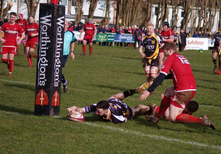 Deri centre Thomas Edwards grabs an early try